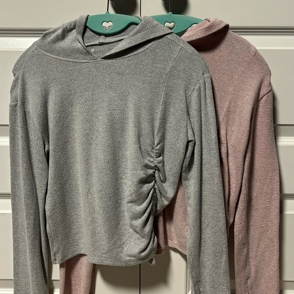 Same shirts, different colors, Zella kids large